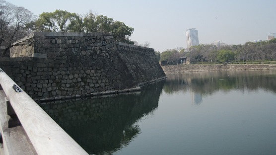 大阪城 極楽橋を渡ります 私の旅行記